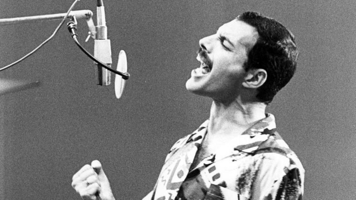 Фредди Меркьюри умер в 1991 году после долгой борьбы со СПИДом. Незадолго до его смерти вышел альбом Queen "Innuendo", в котором Фредди подвел итог своей жизни и попрощался с поклонниками.-2