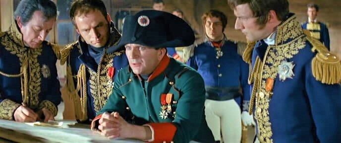 Кадры из фильма «Аустерлиц» (Производство: Франция, Италия, Югославия и Лихтенштейн. 1960 год; режиссёр – Абель Ганс). В роли Наполеона I Бонапарта – французский актёр Пьер Монди. 