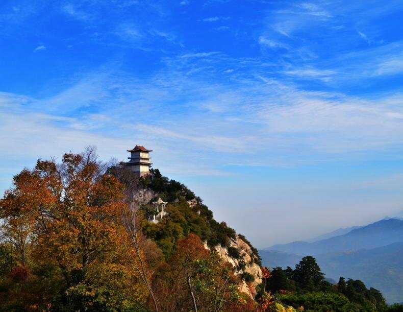 До самой Небесной столицы *
 Доходят горы Тайи *,-

  До самого берега моря
  Раскинули цепи свои.

  Сомкнулись белые тучки
  Вокруг вершины кольцом.

  Пониже - темная дымка
  Завесила все кругом.

  На области с разной погодой
  Вершина страну рассекла *:

  Здесь, в этой долине, - солнце,
 А в той - туманная мгла.

  Где на ночь приют найти мне?
 Нигде не видать жилья.

  Спрошу-ка я дровосека
  На том берегу ручья.