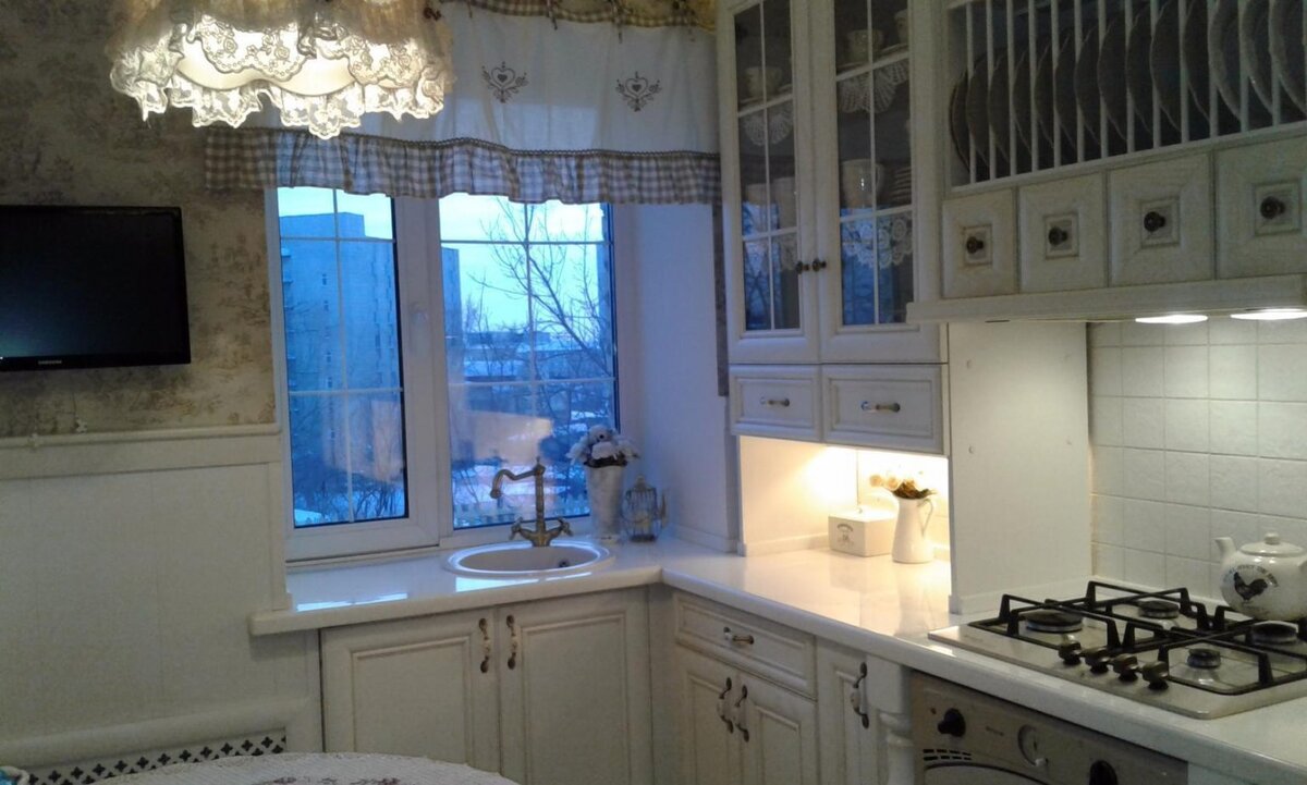 Мойка у окна на кухне - реальные интерьеры (10 фото)