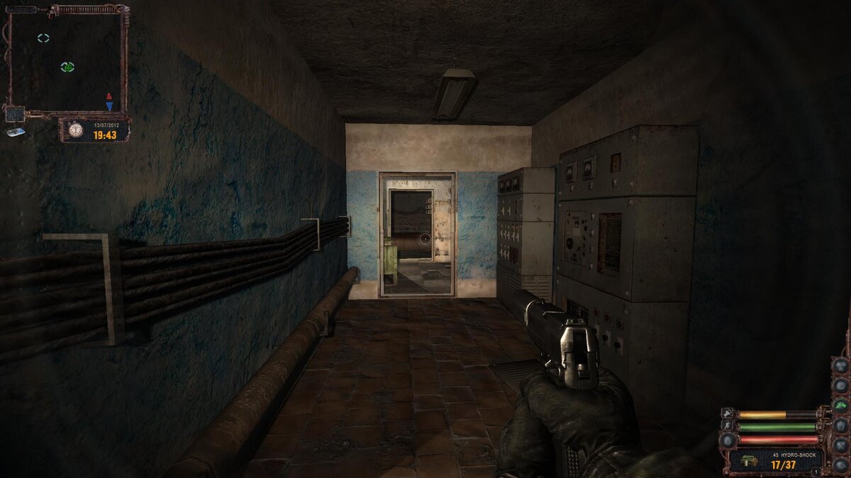 Идём вдоль толстых кабелей.