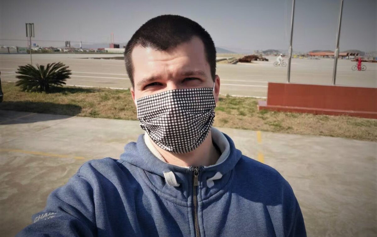 Я на работе во время пандемии. Носить маски - обязательное условие.