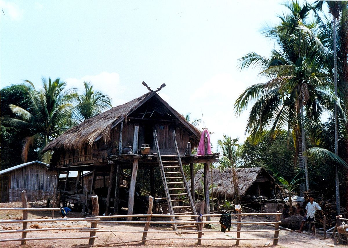 Современное свайное жилье в Лаосе