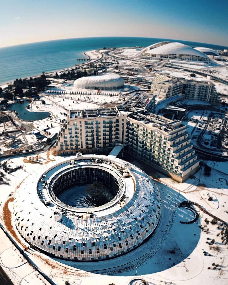 Олимпийский парк в редком снеге (фото из инстаграм @djisochi)