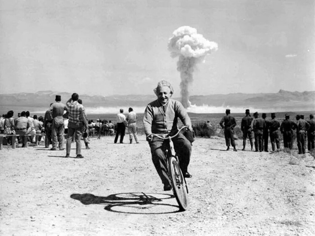 Известный фотофейк из настоящего фото Эйнштейна . obsev.com