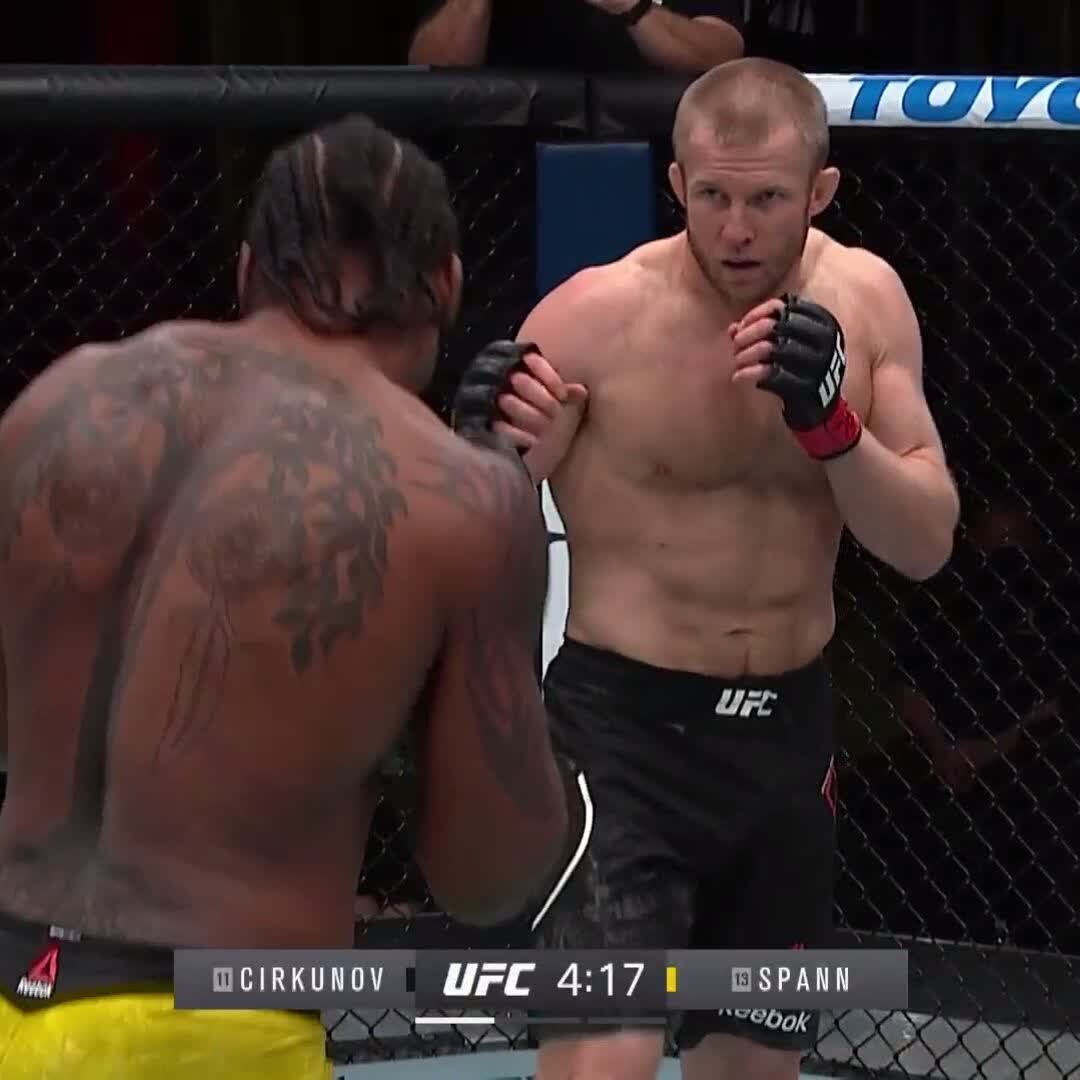 Два соперника стоят друг против друга.  фото: картинки яндекса.