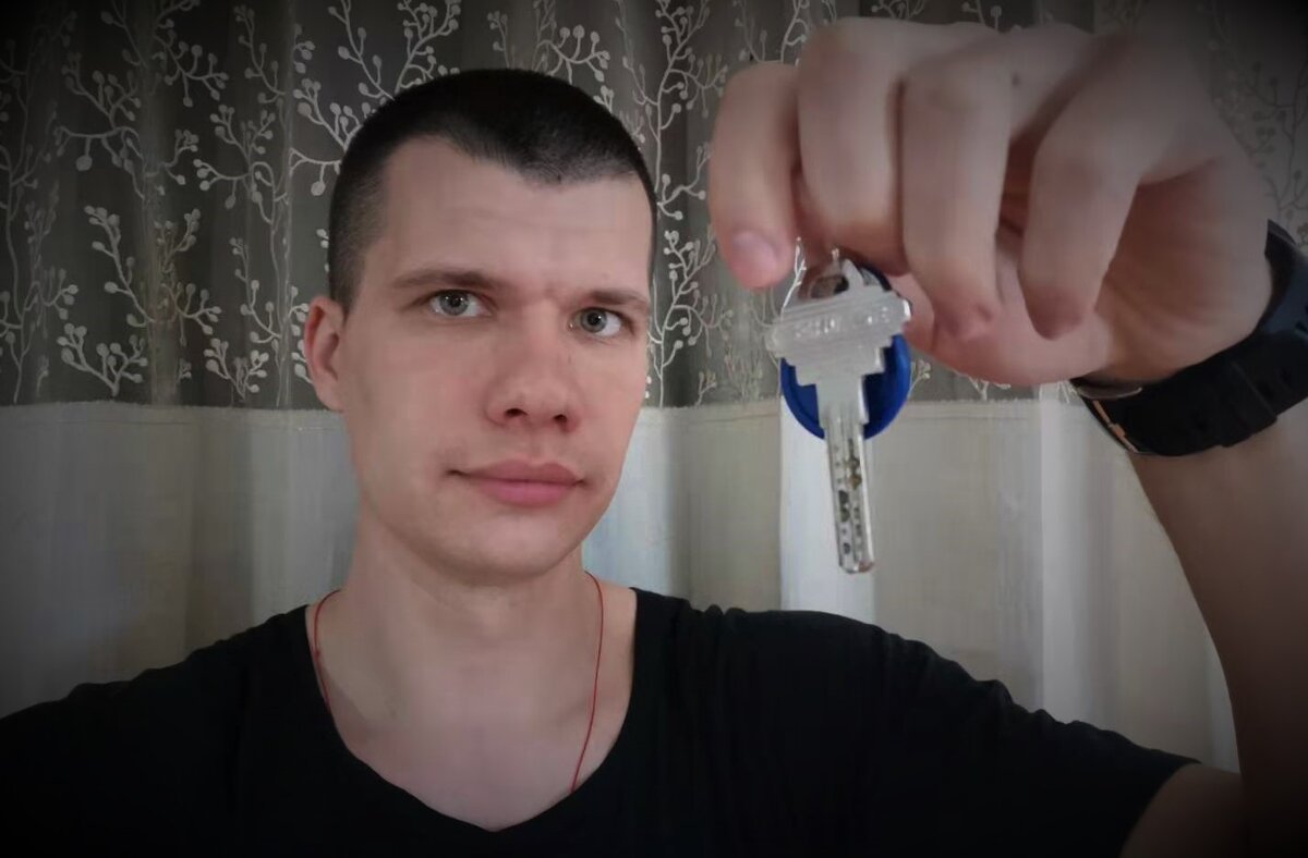 Ключи от своей первой квартиры - это всегда здорово.