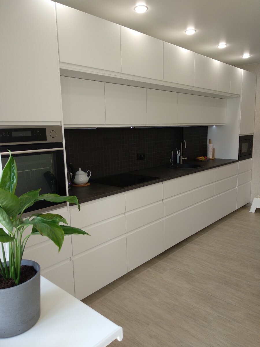 Фото моей кухни из IKEA - белые матовые фасады с интегрированными ручками. Техника, кстати, тоже IKEA.