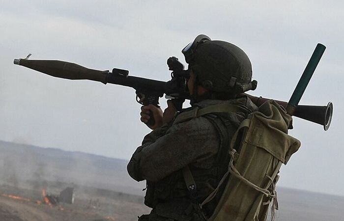 Разработка своих собственных гранатометов в СССР началась еще в годы Великой Отечественной войны. Однако, сделать реактивный гранатомет до 1945 года не успели. В последующее десятилетия появилось несколько более или менее удачных прототипов нового вида оружия. Все они оказались недостаточно хороши для нужд армии. Пока в конце 1950-х годов ОКБ-2 не представило на суд советской армии РПГ-7. В 1961 году на вооружение приняли именно его. С тех пор прошло уже 60 лет, почему же российская армия все еще пользуется таким «старьем»?