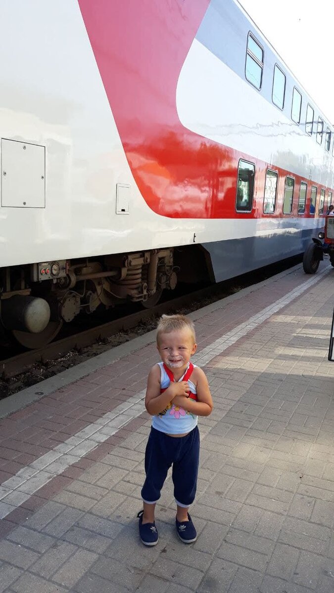 Старшему сыну еще не исполнилось трех лет. Поел мороженое.