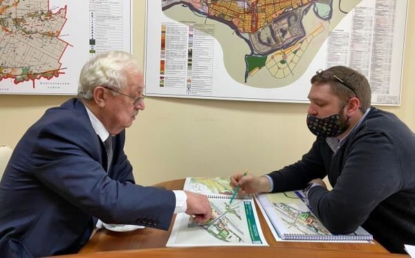 В ходе региональной рабочей недели депутат Госдумы РФ Алексей Езубов встретился с генеральным директором Фонда экономического развития Юга Ярославом Клепиковым.

Собравшиеся обсудили дальнейшие действия по воплощению в жизнь проекта строительства в Усть-Лабинске автомобильного моста через железнодорожные пути. О данном проекте мы подробно рассказывали  нашим читателям.

Инициатором строительства путепровода выступил Алексей Езубов после обращений горожан, уставших от постоянных пробок на железнодорожном переезде по улице Гагарина из-за беспорядочных движений маневровых поездов. Устьлабинцы жаловались на периодические опоздания на работу и в школу, увеличение времени приезда машин экстренных служб. Необходимость строительства путепровода вызвана еще и проблемами безопасности на нерегулируемом железнодорожном переезде по улице Вольной, где бывали случаи гибели людей.

Напомним, что проект уже был одобрен депутатами городского Совета на сессии и теперь продолжается работа по его реализации.

На встрече с Ярославом Клепиковым Алексей Петрович интересовался подробностями разработки проекта, его тонкостями, сложностями и еще раз его поддержал. Было договорено о продолжении действий по продвижению проекта с привлечением администрации Краснодарского края, министерства транспорта РФ и ОАО «РЖД». 