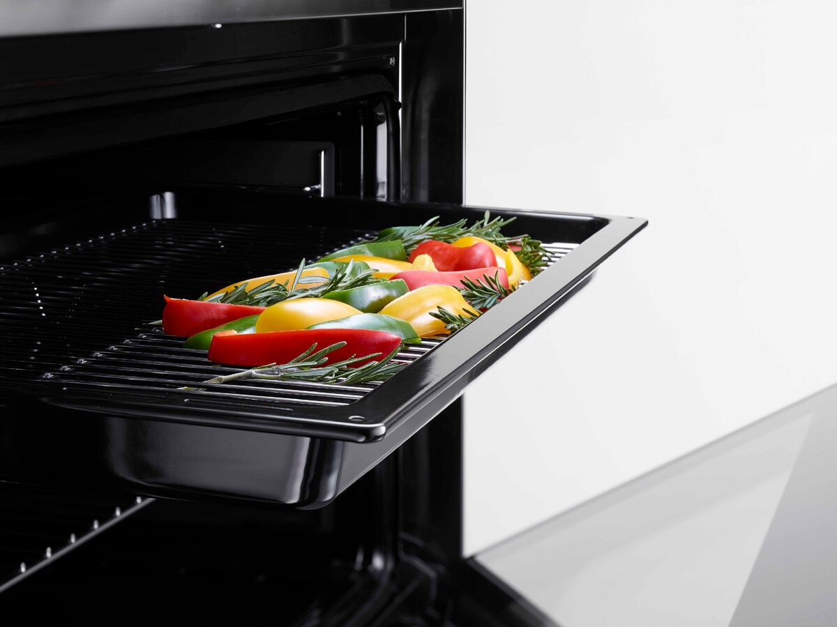 Духовой шкаф La Germania с многоуровневым приготовлением блюд 