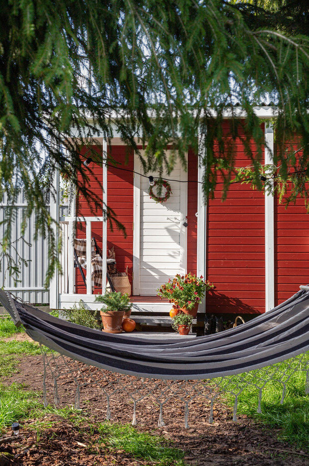 Из этих дачных бытовок сделали шедевры! 😍 Я бы уехала в такую жить на ...