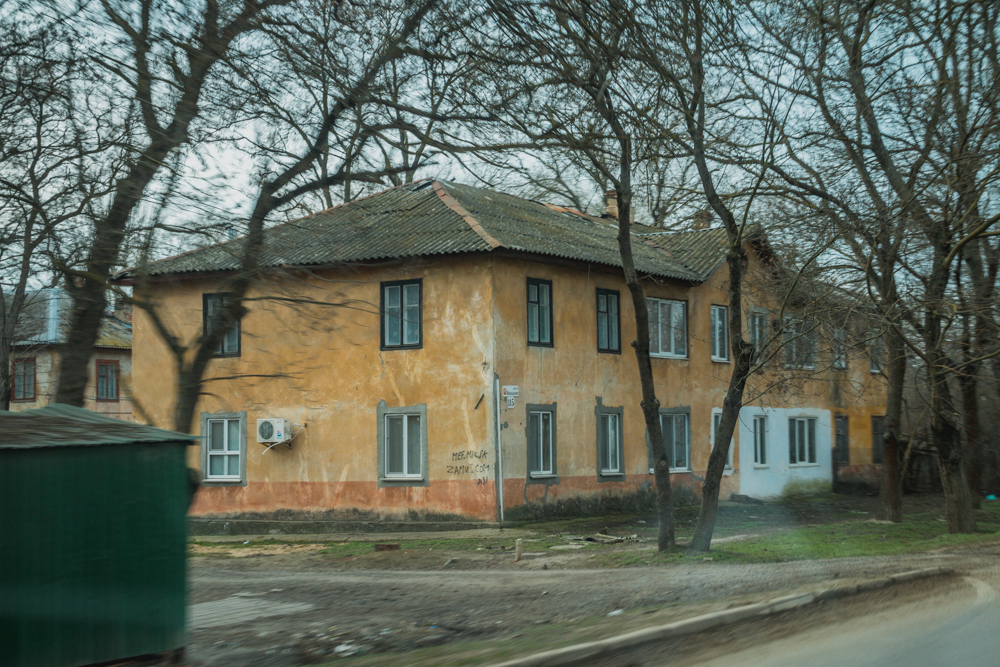 Заехали в Крым через мост, проехали по окраинам Керчи. Грустненько (фото)12