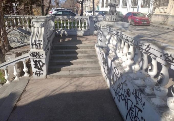 Изрисованная Таврическая лестница в Севастополе. Источник: sevkor.ru