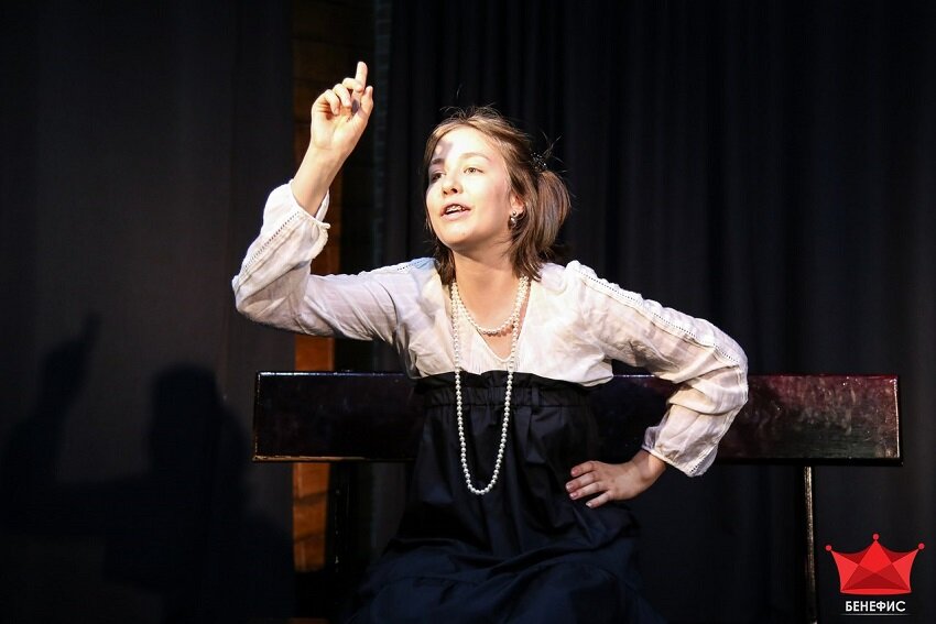 Первая заповедь  техники публичного выступления  – «не пытаться», она касается абсолютно всего. Нельзя пытаться воздействовать на зрителя, вызывать у него жалость, смех или другие эмоции. Нельзя пытаться выглядеть злым, добрым, обаятельным, опасным и т. д. Нельзя пытаться хорошо сыграть роль и нельзя пытаться импровизировать. Суть в том, что успех в этих делах не зависит от нарочитости и стараний, напротив, старания приводят к фальши. Настоящая же импровизация появляется там, где вы не можете без нее обойтись, т. к. идет от внутреннего желания.  