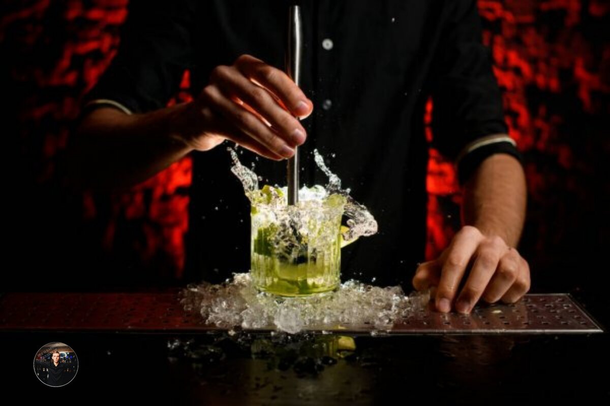 Мадлер – это незаменимый инструмент в работе профессионального бармена, поскольку приготовление большинства коктейлей просто невозможно без его использования.
Если вы собрались устроить вечеринку и планируете сделать акцент на коктейлях, то вам обязательно понадобятся профессиональные инструменты бармена. Одним из таких приборов является барный мадлер, еще его называют толкушкой или барным пестиком .