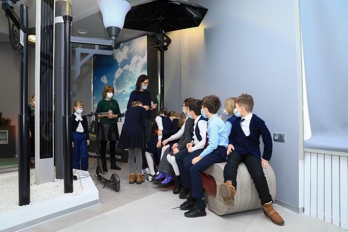 Ученики третьего класса школы-гимназии №1518 в шоу-руме МСК "БЛ ГРУПП".