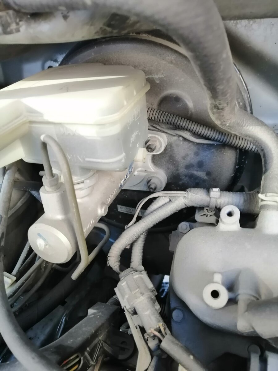 Почему глохнет двигатель при нажатии на педаль тормоза