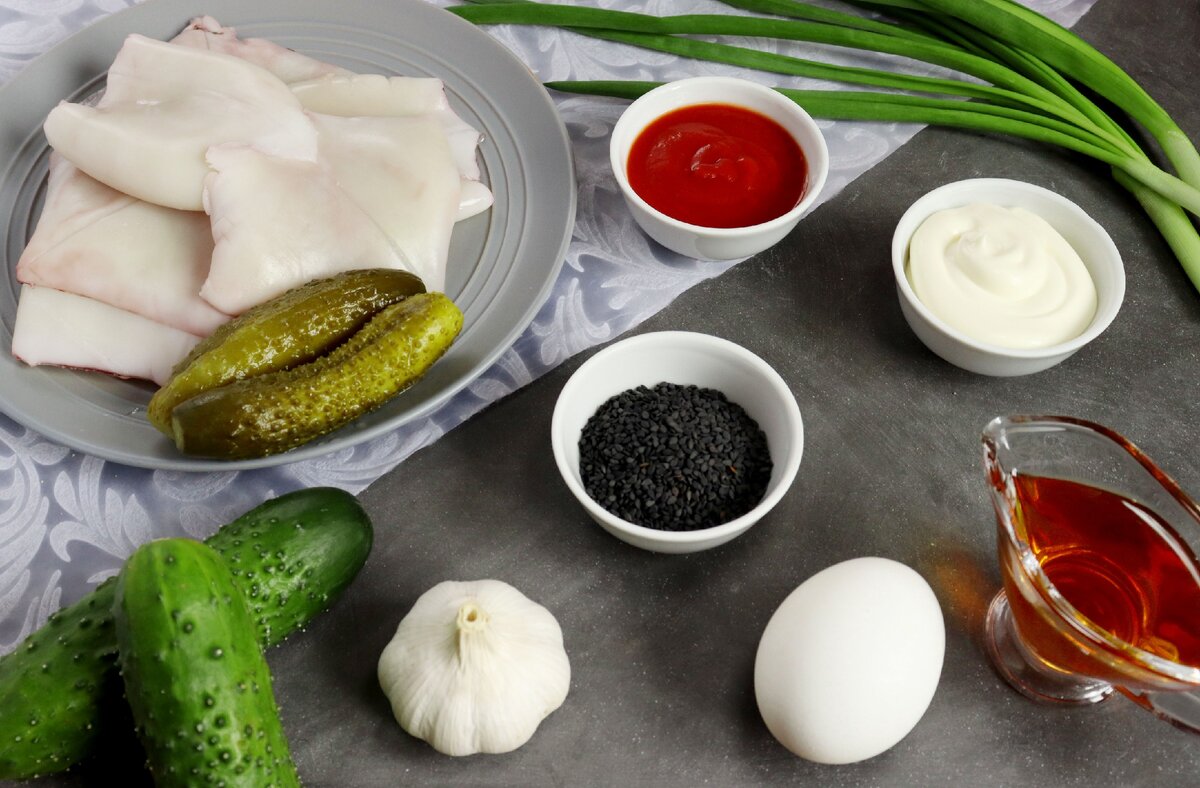 ингредиенты для приготовления салата с кальмарами 