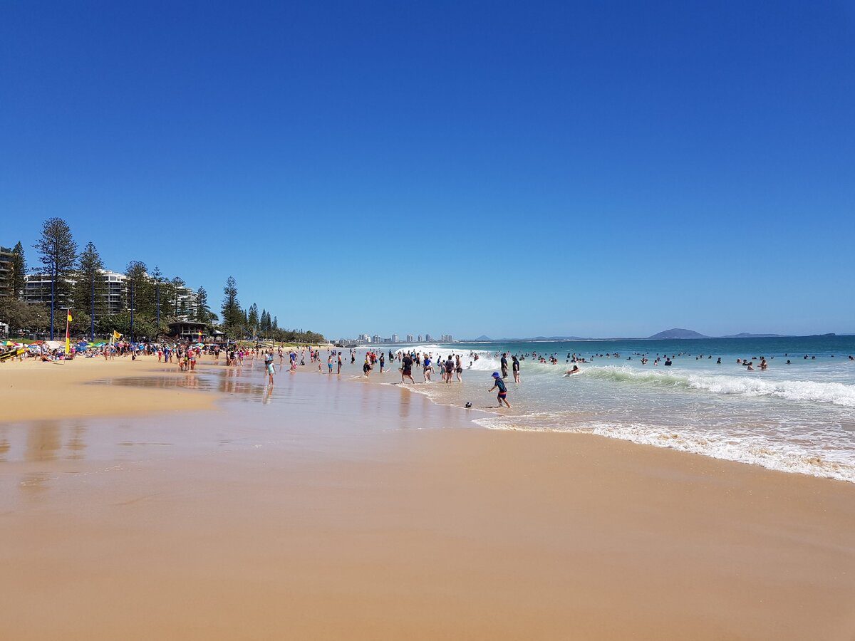 Что-то типа "центрального пляжа" в городке Мулулаба (в Австралии много названий, пришедших от аборигенов).