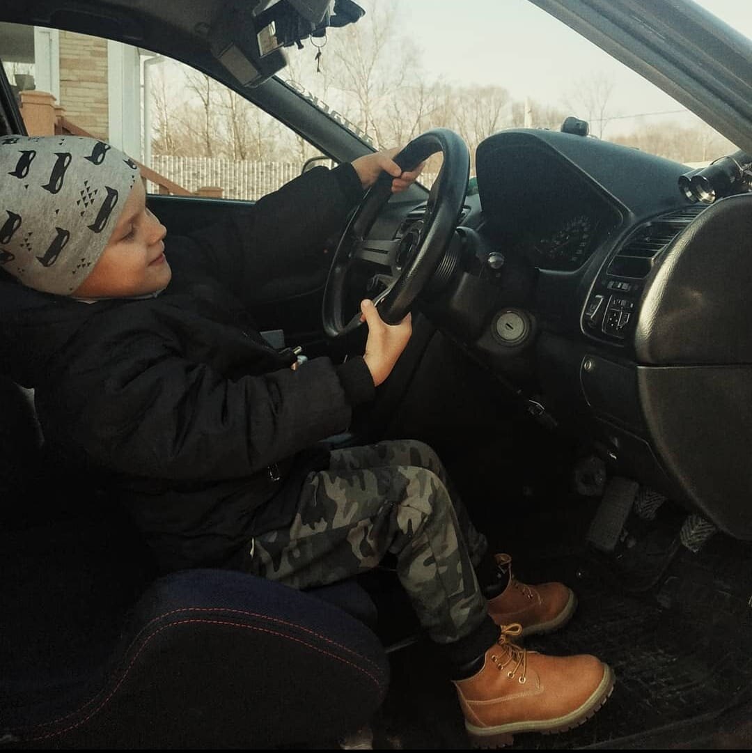 Сын за рулем. Он тогда спрашивал, какую педаль нажимать, чтобы машина поехала :) а после было еще много-много "почему" и "зачем" и "а как?"