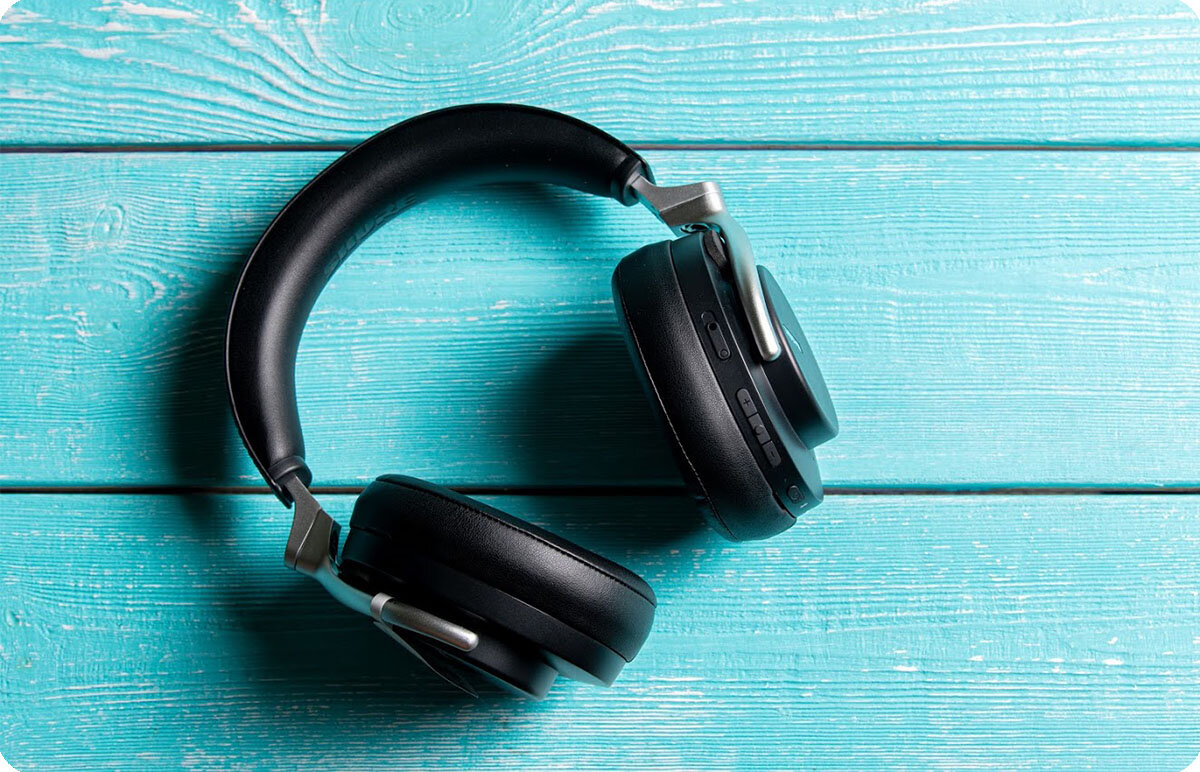 Полноразмерные беспроводные наушники Shure Aonic 50 на внешний вид кажутся очень бюджетными