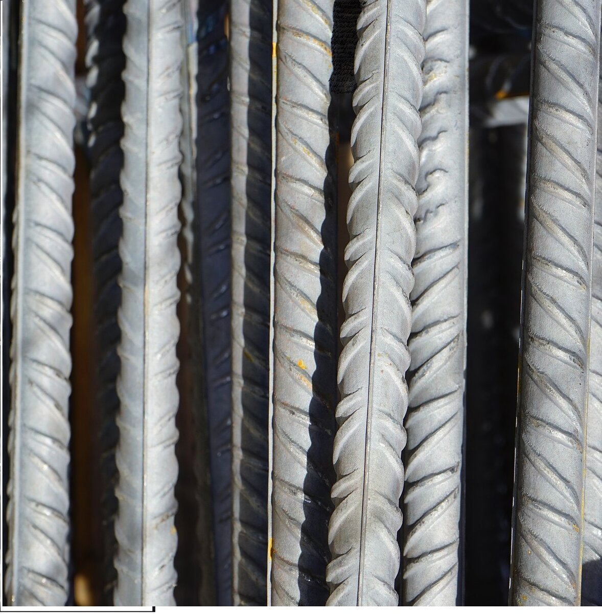 Арматура.  Коллаж.   Конструкционная сталь.  О!  Это целая наука!  Металл надо изготовить со строго определённым качеством, а потом ещё правильно уложить в опалубку.   Источник -изображение Hans Braxmeier с сайта Pixabay 