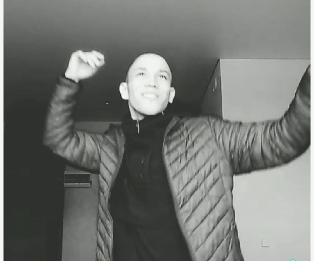 Александр Незванов спел дуэтом с Филиппом Киркоровым. Филипп оценил талант молодого артиста и подарил ему 100.000 рублей и купил ему пиджак для  выступлений на сцене перед публикой.