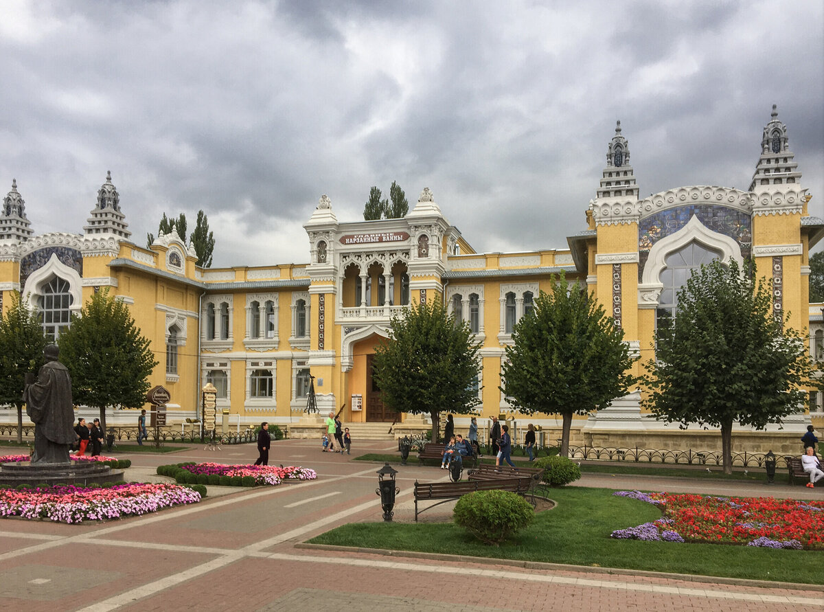 Нарзанные ванны на курортном бульваре в Кисловодске