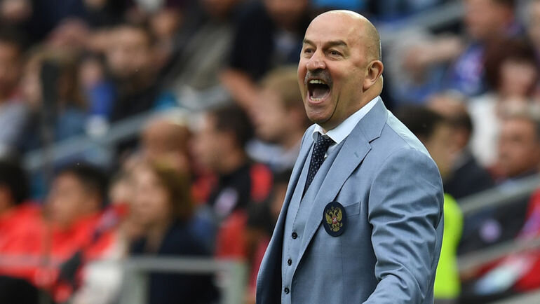 Будучи игроком поиграл за отечественные и иностранные клубы  на позиции вратаря. Но перед тем, как мы начнём подписывайтесь на наш канал, ставьте лайки.