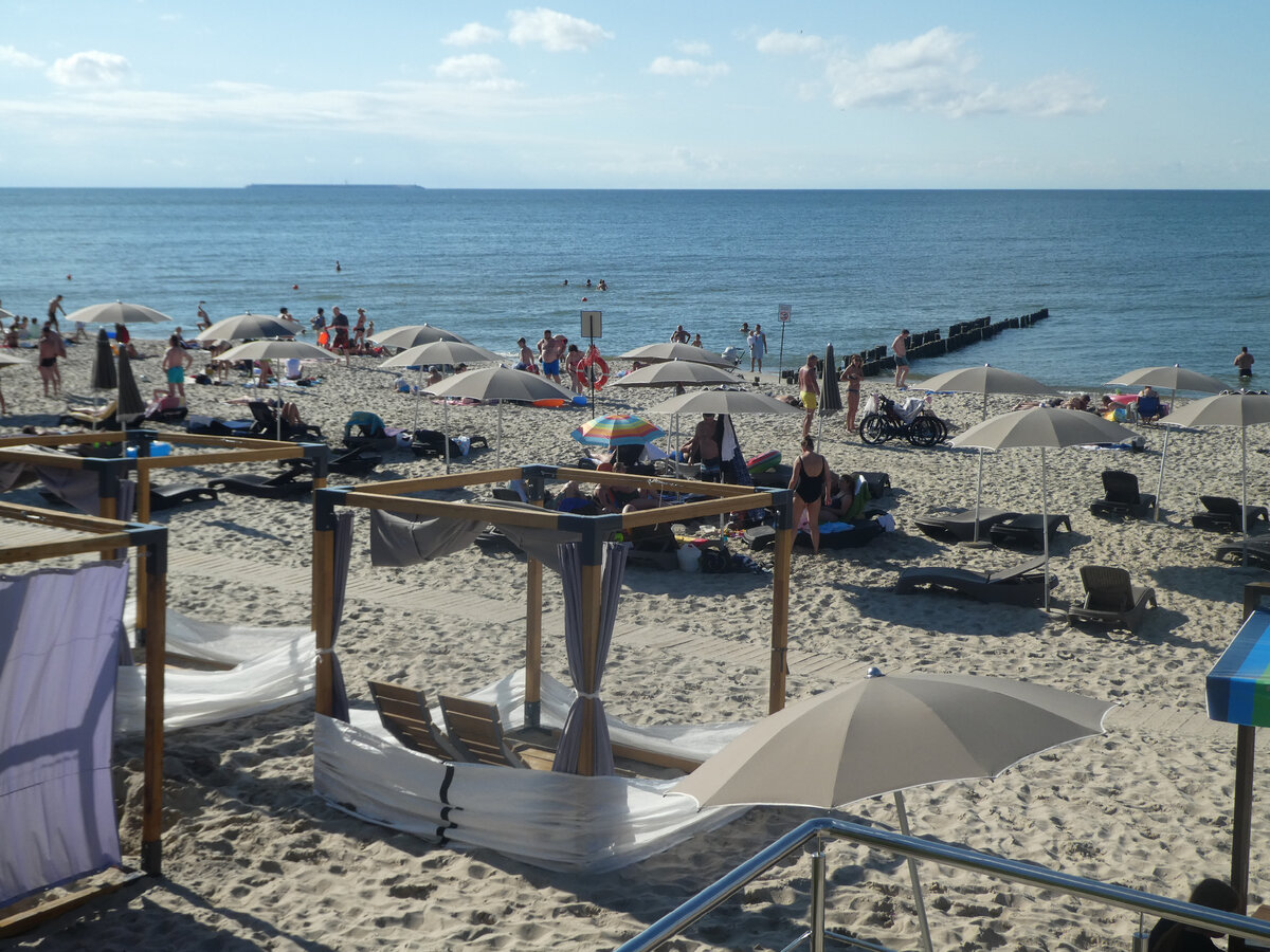 На Западном пляже Зеленоградска (7 минут от нашего отеля) есть возможность арендовать шезлонги и зонтики, а также балдахины, но мы не увидели в этом необходимости.