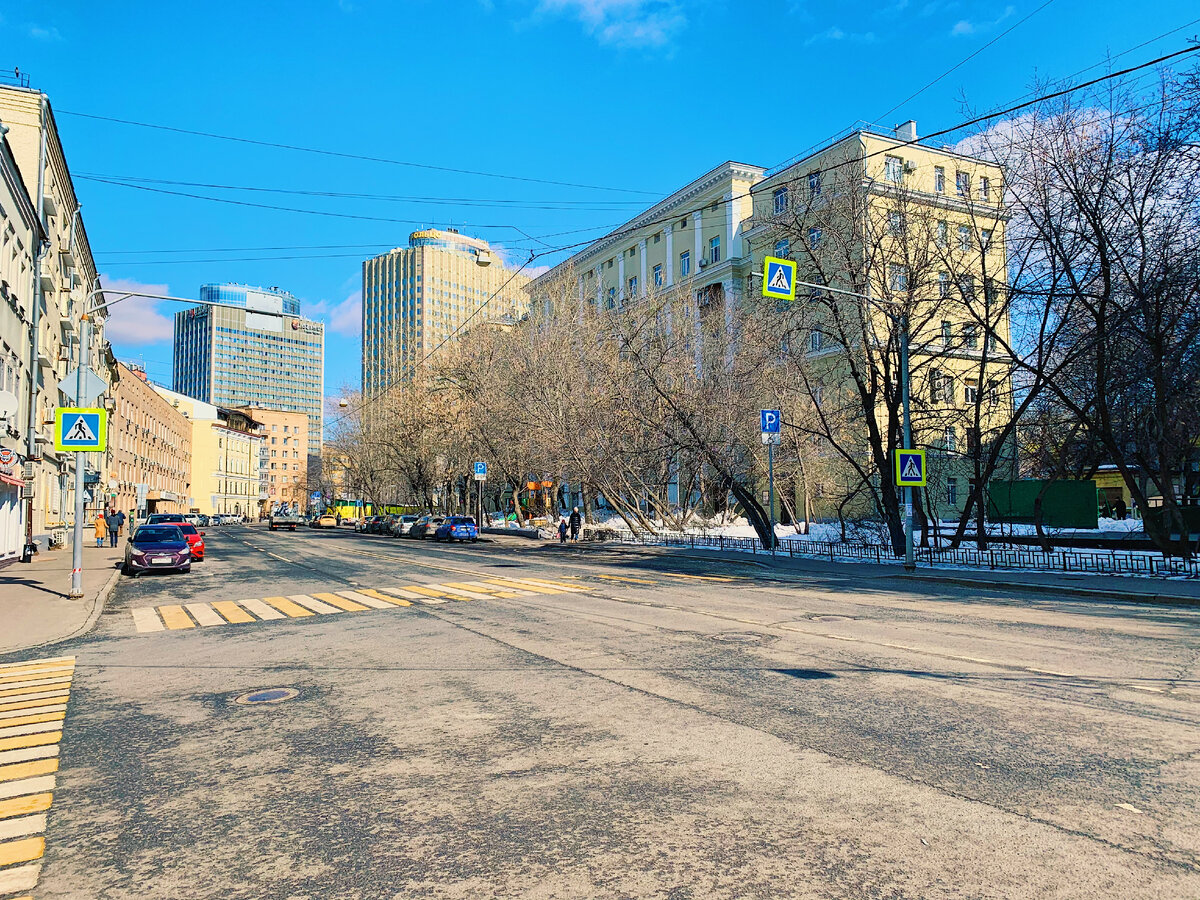 Улица Плющиха, вид в сторону Смоленской улицы, 2021. Фото моё.