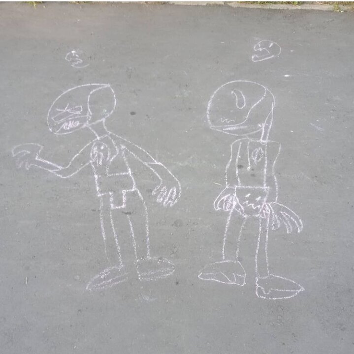 Рисуют дети на асфальте, рисуют