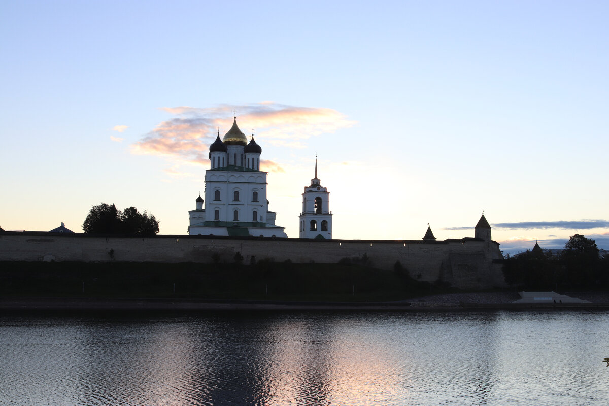 Вид на реку Великую и Кремль