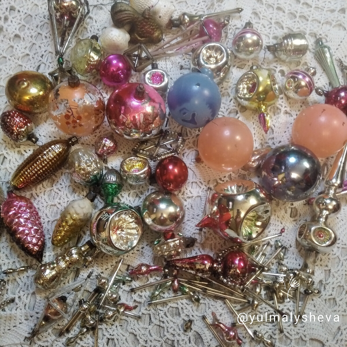 Такие советские елочные игрушки стоят недорого - 100-300 рублей за штучку 