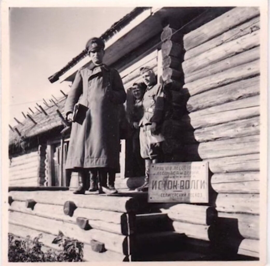 Немецкие захватчики позируют фотографу на фоне Истока Волги, осень 1941 года. Фото из Осташковского краеведческого музея