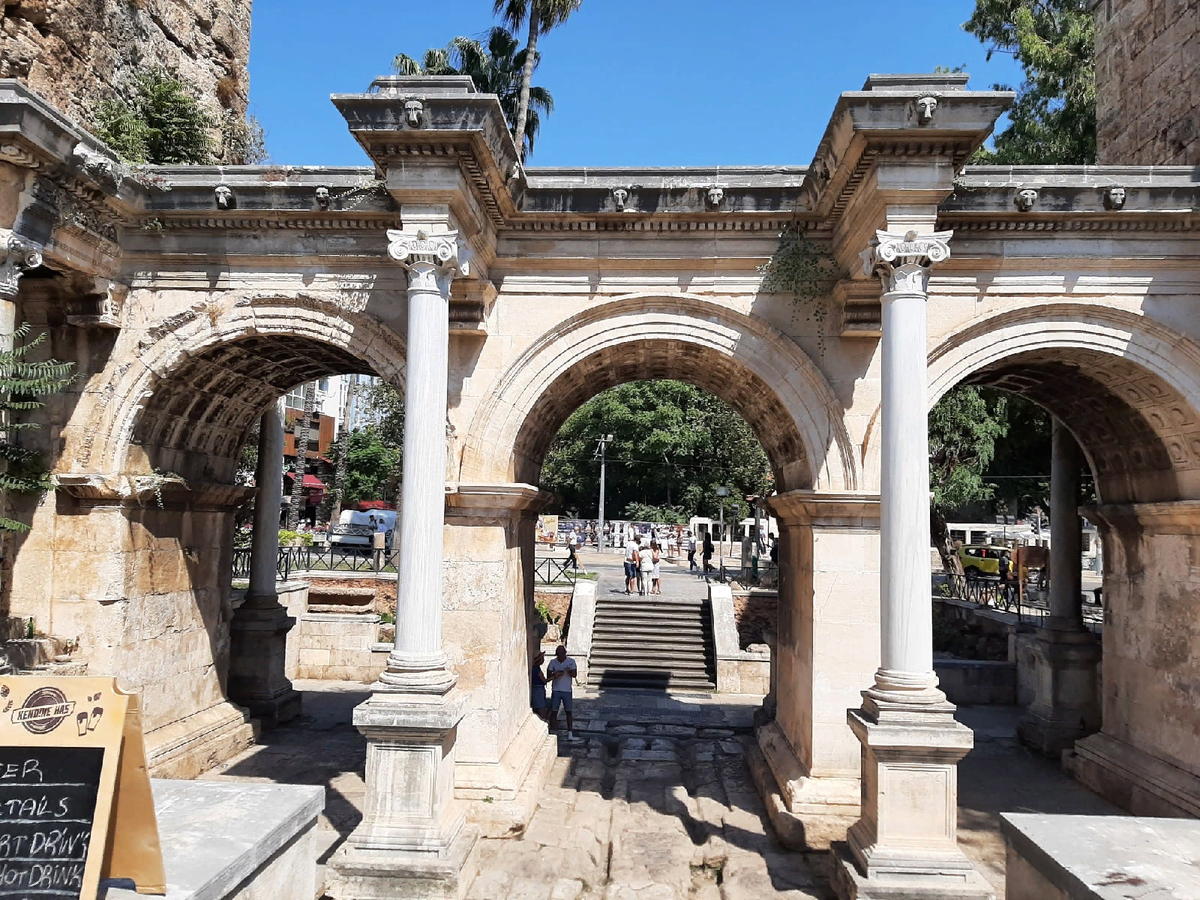 Основной город от старого отделают эти ворота.
Сделать фото без людей и рекламы оказалось проблематично