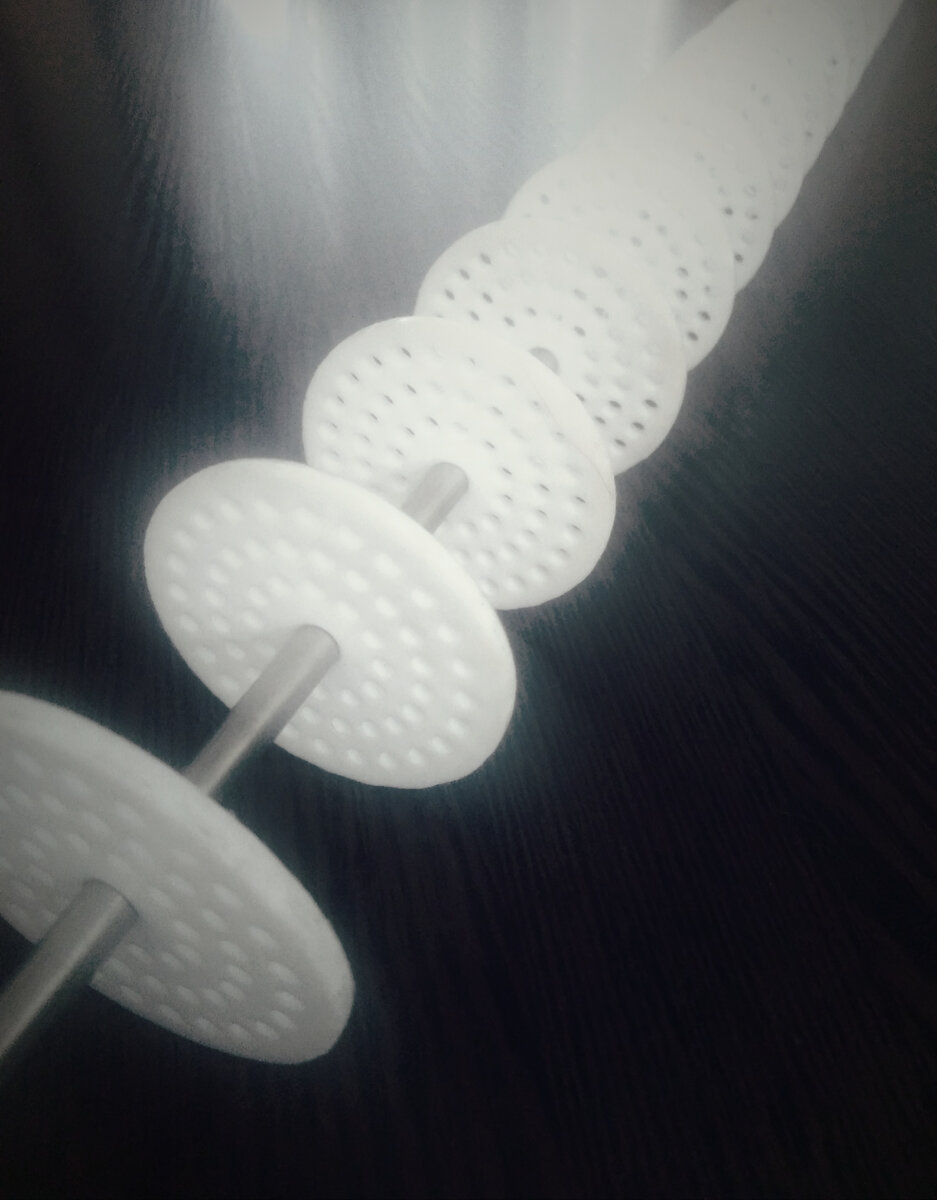 Наполнение тарельчатой колонны. 19-ть провальных тарелок. Личное фото автора.