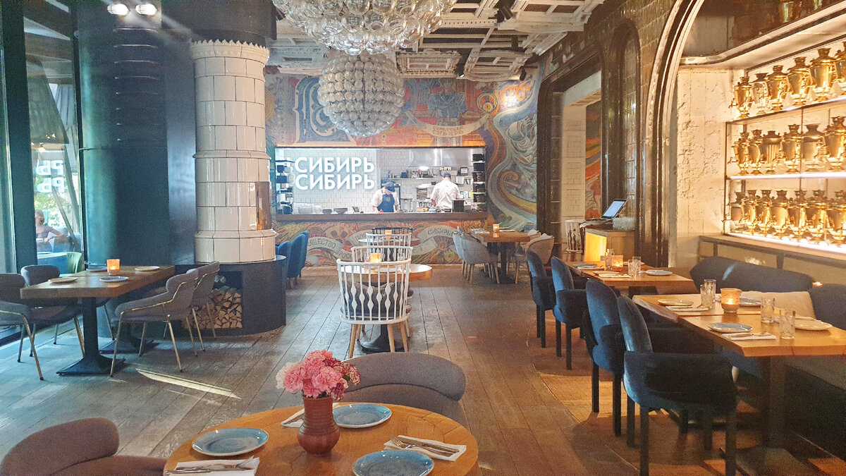 Общий вид главного зала. По центру люстра из ложек