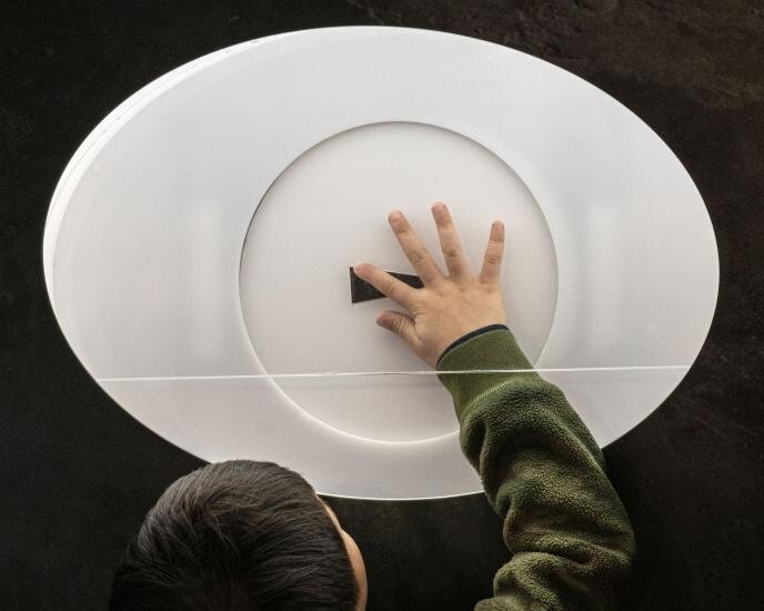 фото Джима Престона, который сделал около 60 снимков рук, касающихся лунного камня