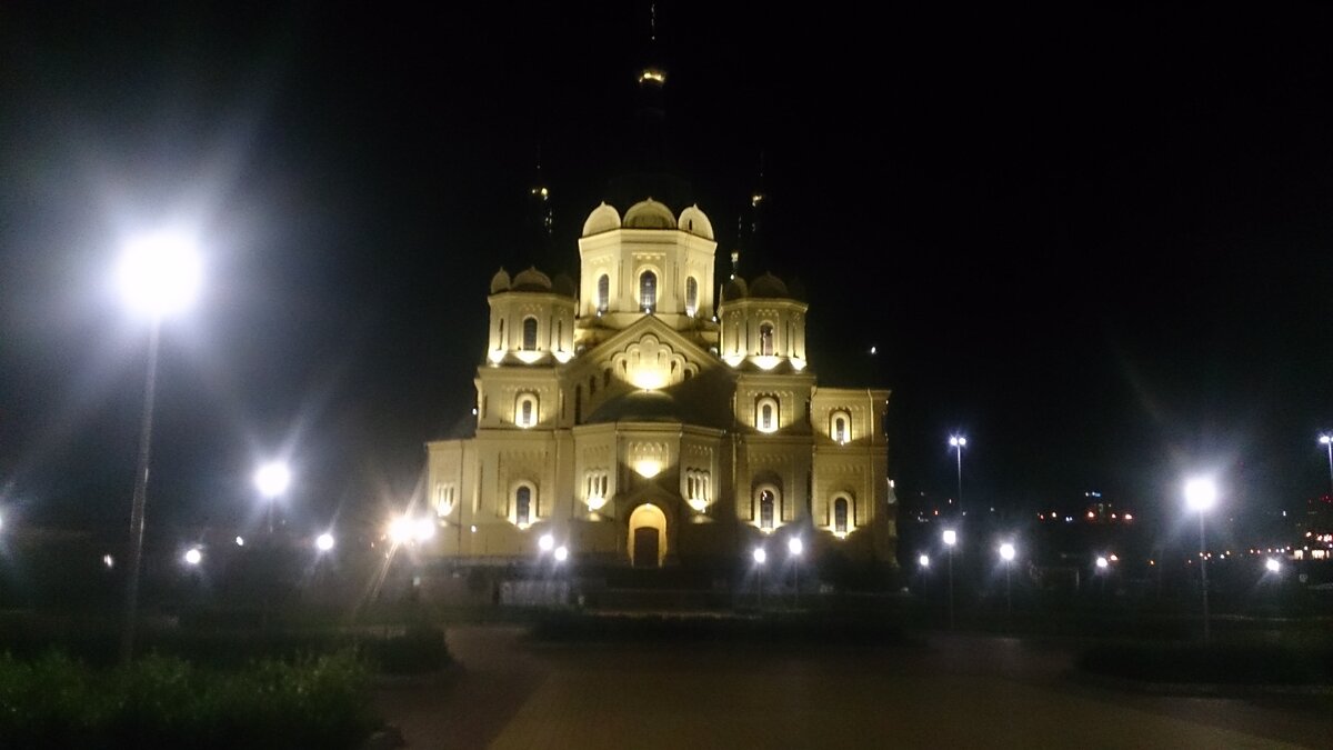 Дальше был Нижний Новгород. Выйдя из поезда, зашли в ТЦ рядом с вокзалом и стали искать жилье, выбора было немного остановились на Ильинский. Маленькая уютная комната, мне понравилась, хозяин хостела сам из Питера. 
Добираться от вокзала до места пешком не очень, мост через Оку оказался очень длинным, ветренно, я боялась что меня сдует с моста, заметила, что по мосту ходят единицы, похоже все пользуются транспортом. После моста дорога шла на подъем, когда мы добрались до места немного подустали. Ощущение, куда не пойдешь одни подъемы, навигатор показывает перейти дорогу, а как перейти местами было не понятно, до пешеходных переходов далеко, в одном месте на дорогах шел ремонт, пришлось идти по проезжей части вместе с машинами.

Кремль закрыт на ремонт, жалко. Большая Покровская улица пешеходная, поэтому очень людная и симпатичная. Прошлись немного по Набережной. Когда я увидела со стороны канатную дорогу, про себя подумала не поеду, дошли и поехали, пол дороги я ехала с закрытыми глазами, а, когда вышли из нее меня реально покачивало. Дошли до пристани, оказалось, что речной транспорт не ходит, вернулись на канатку, ехали уже по темноте, в этот раз смотрела, глаза не закрывала, в темноте не ощущается так высота. Канатка понравилась, хоть и страшно.👍

Проехали все станции метро, 2 линии, очень удобный переход между ними. Со станции Горьковская до Московской, поезд едет под мостом над рекой Окой. Пытались попасть на достопримечательность Стрелка, но там все огорожено забором.

Гулять по городу сложно, чтоб перейти дорогу приходится идти кругами и светофоры далеко, местами подземные переходы, много чего оказалось закрытым, в городе подъемы, ноги устают быстро. Прокатились на трамвае по центру, ночью пришлось вызвать такси, чтобы добраться до хостела. И здесь же я потянула связки на ноге, пока навигатором искала дорогу и тротуар оказался недоделанным и я провалилась. В городе увидели не так много, как хотелось.😣