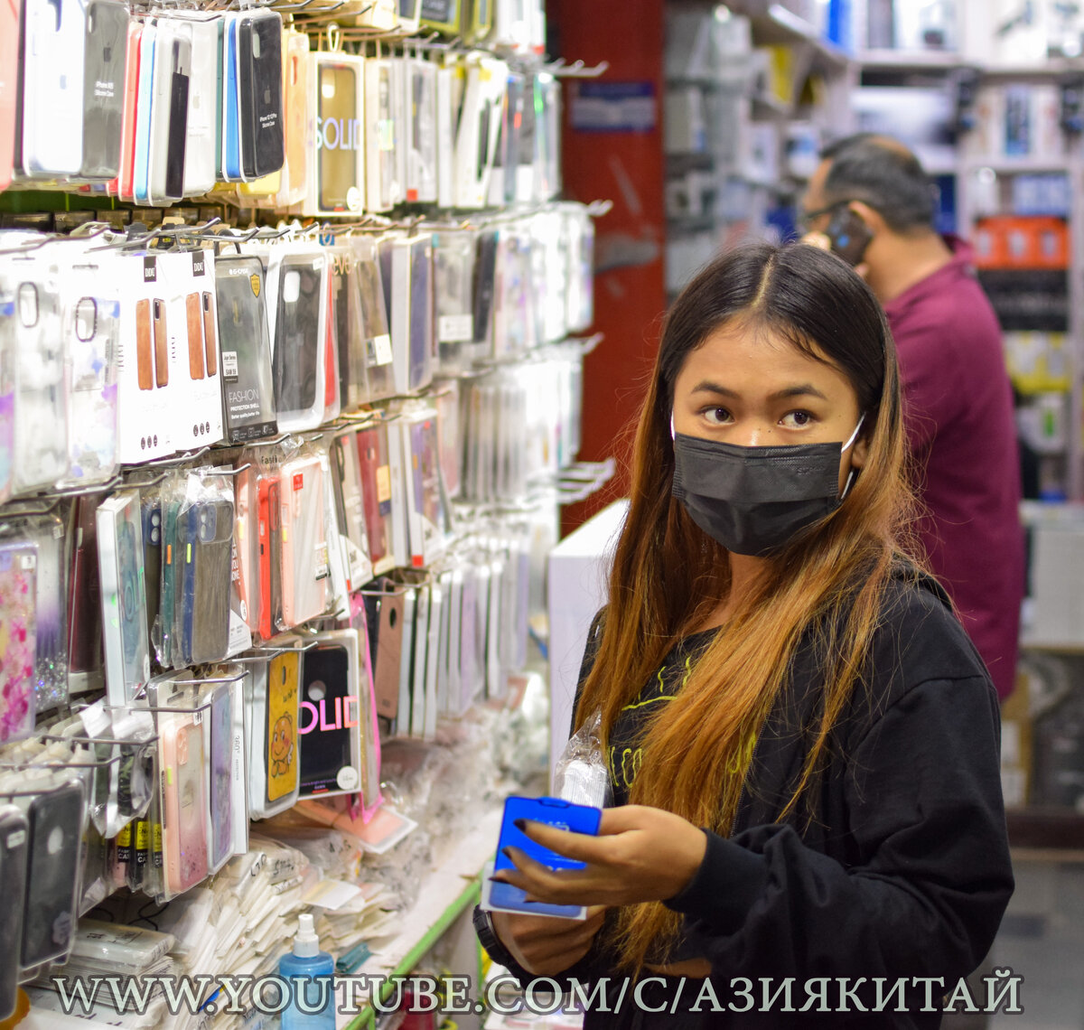 Китаянка -продавщица Рынок Электроники в Китае 2021 