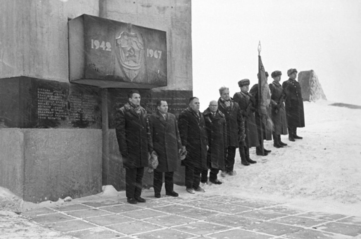 Обелиск 27-и чекистам НКВД (командование Кирилла Захаровича Лазнюка), остановивших наступление четырех сотен фашистов в деревне Хлуднево Калужской области 23 января 1942 года (Великая Отечественная война 1941-1945). В живых остались К.З. Лазнюк, А.П. Кругляков, Е.А. Ануфриев, И.Т. Корольков. / Е. Стоналов /