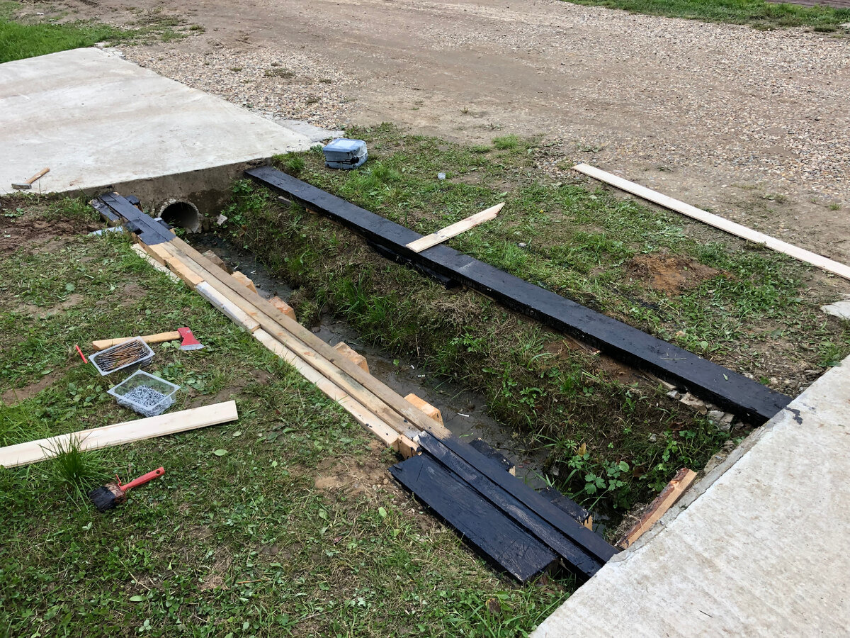 Строительство мостка над сточной канавой. Фото автора статьи.