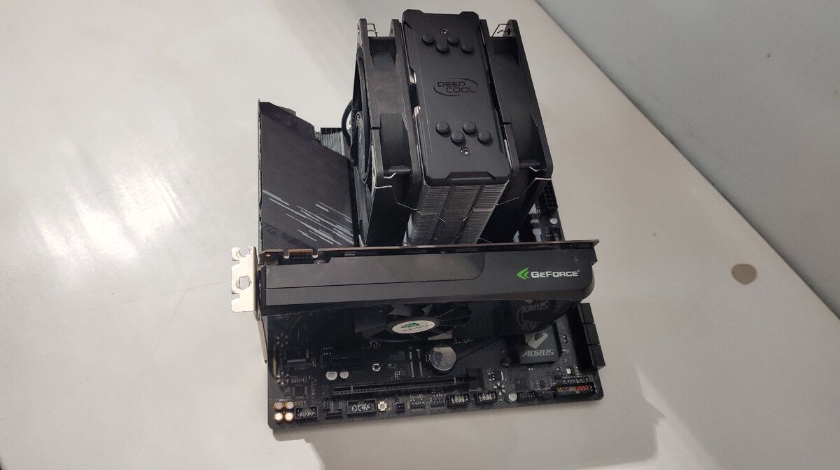 Кулер на процессоре занимает почти всю плату