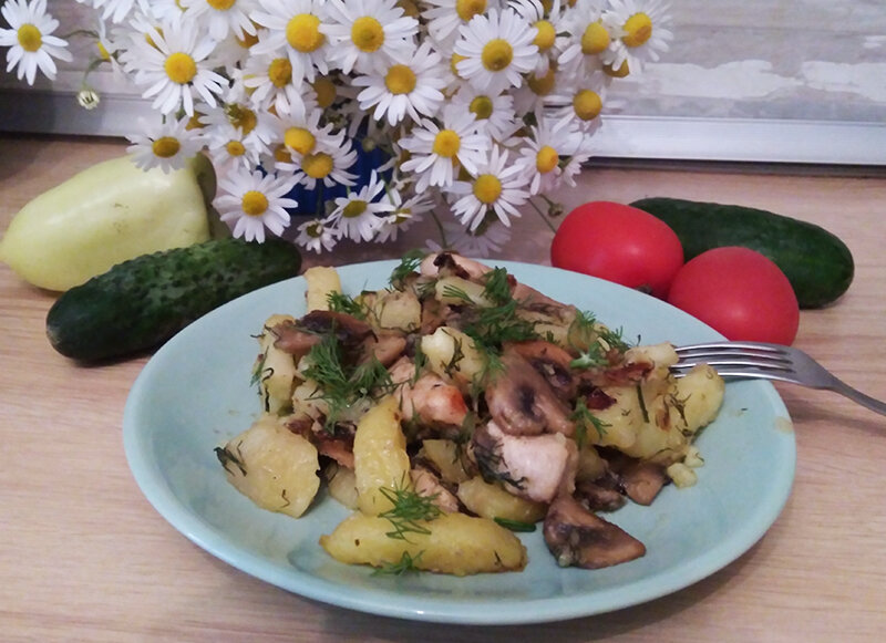 Жареная картошка с грибами и грудкой