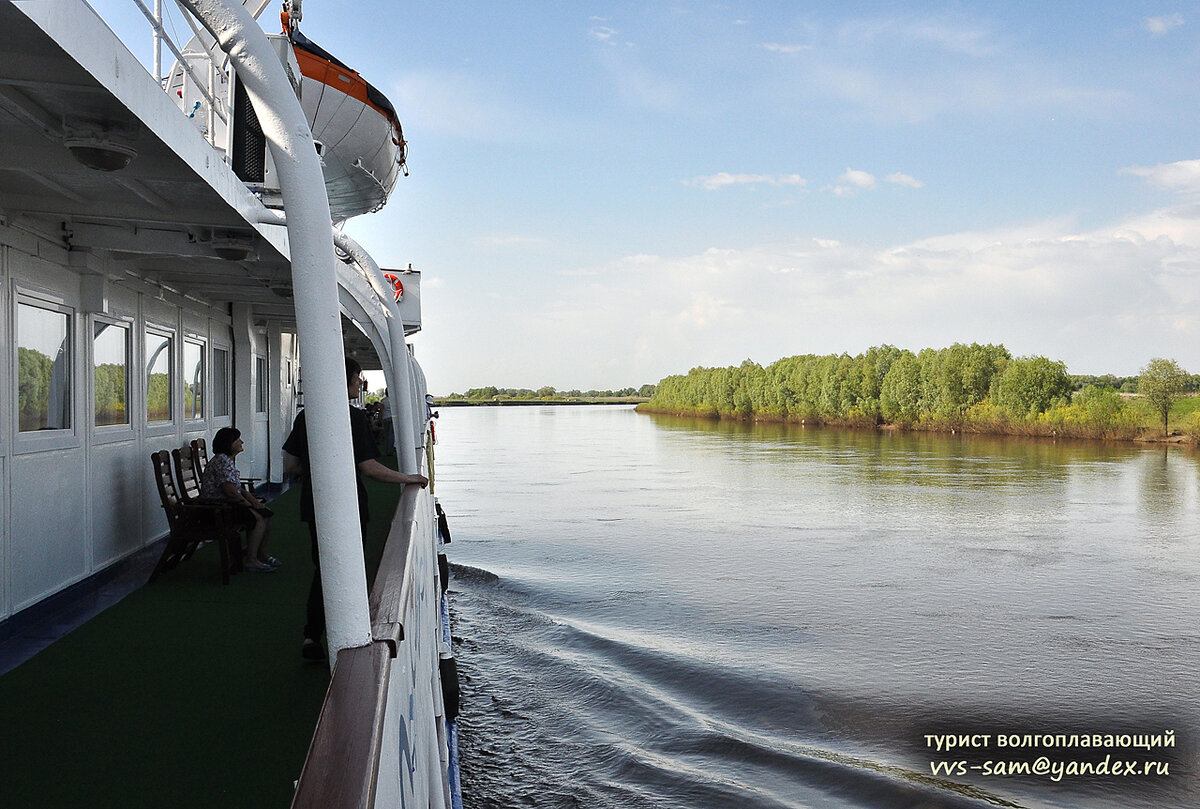 Наш теплоход уже находится на территории Луховиц, в Московской области. Фото 16.05.2013.