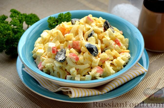 крабовые палочки, лук репчатый, маслины, сыр твёрдый, яйца, майонез, соль, уксус, сахар, перец молотый