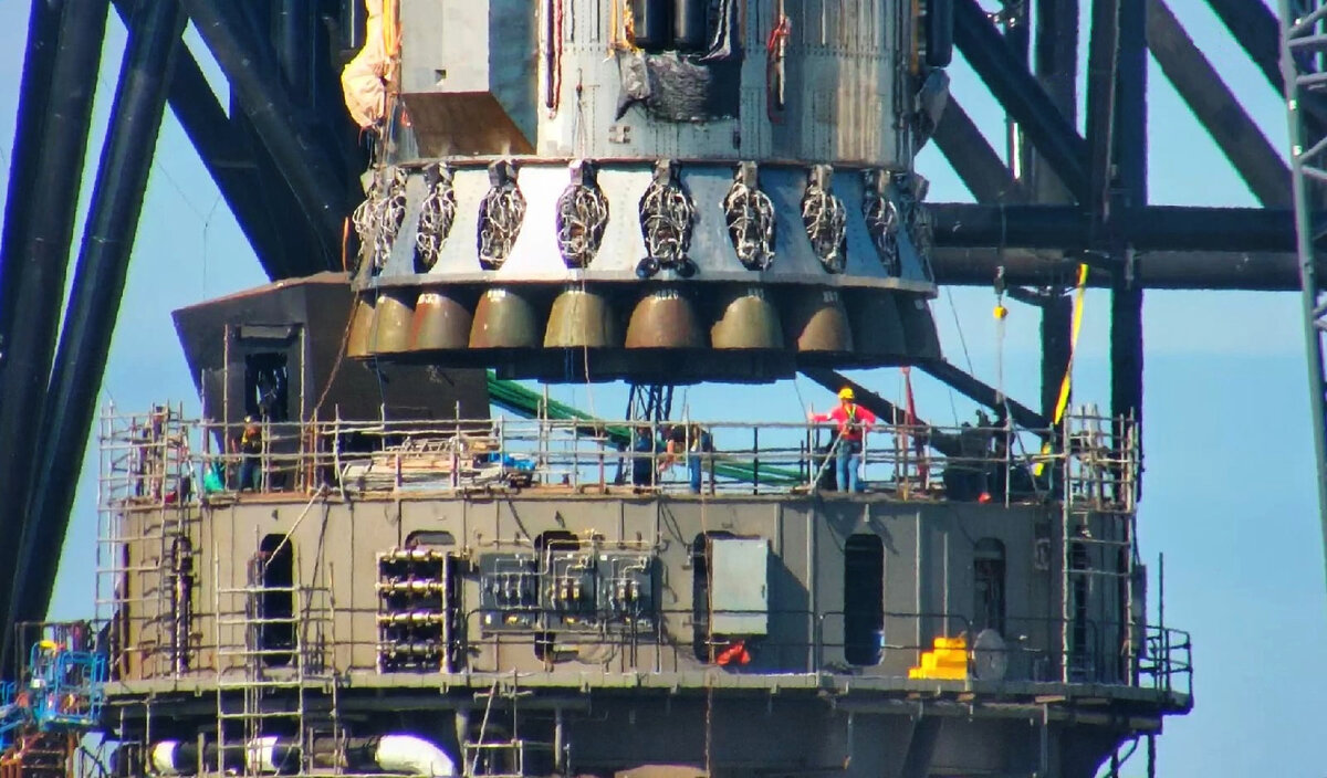 Установка прототипа B4 на орбитальный стартовый стол 13 декабря 2021 года, фото LabPadre 